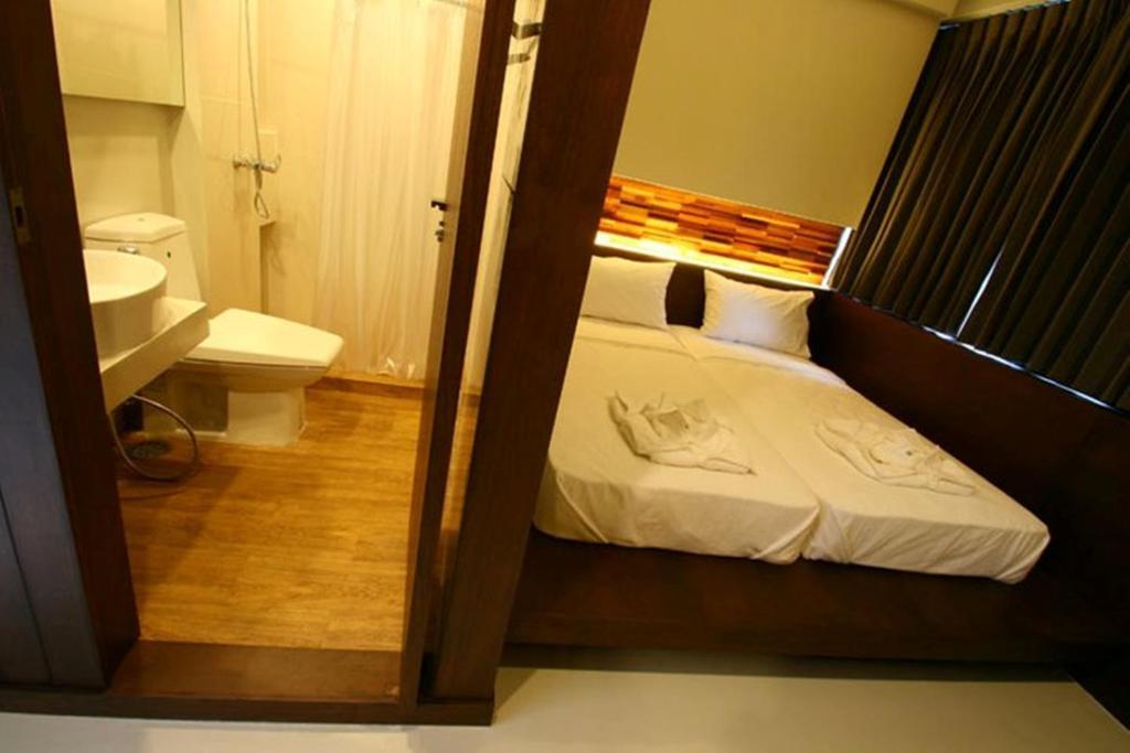 At One Inn Hualampong Bangkok Room photo