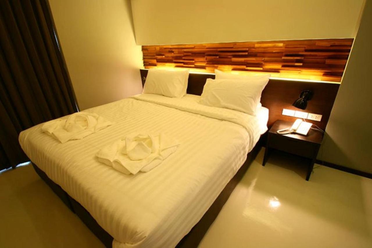 At One Inn Hualampong Bangkok Room photo